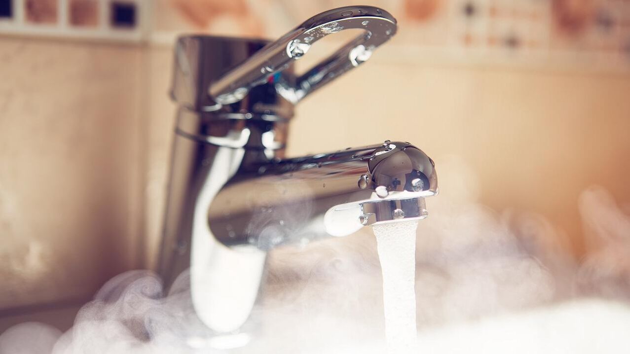 Tap hot water to steam the penis before enlarging it with soda